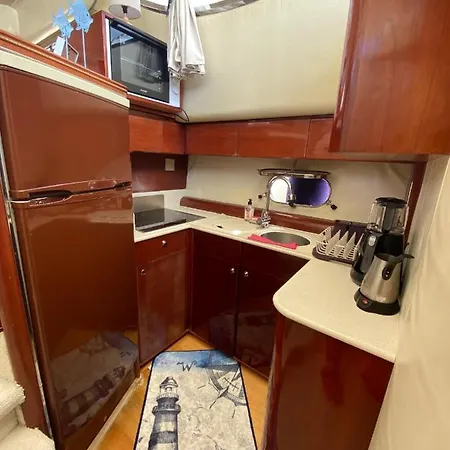 Tekne Lares Yachting