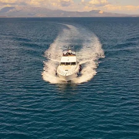 Tekne Lares Yachting