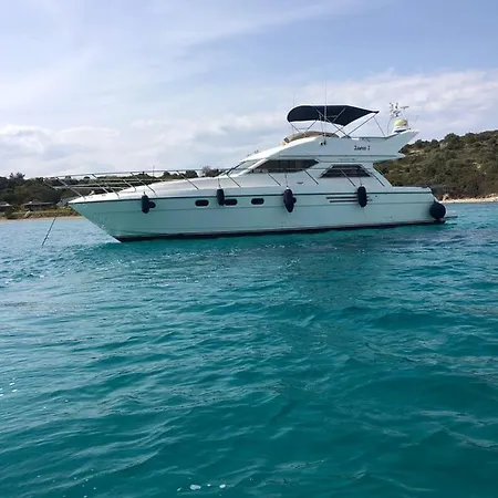Ботель Lares Yachting
